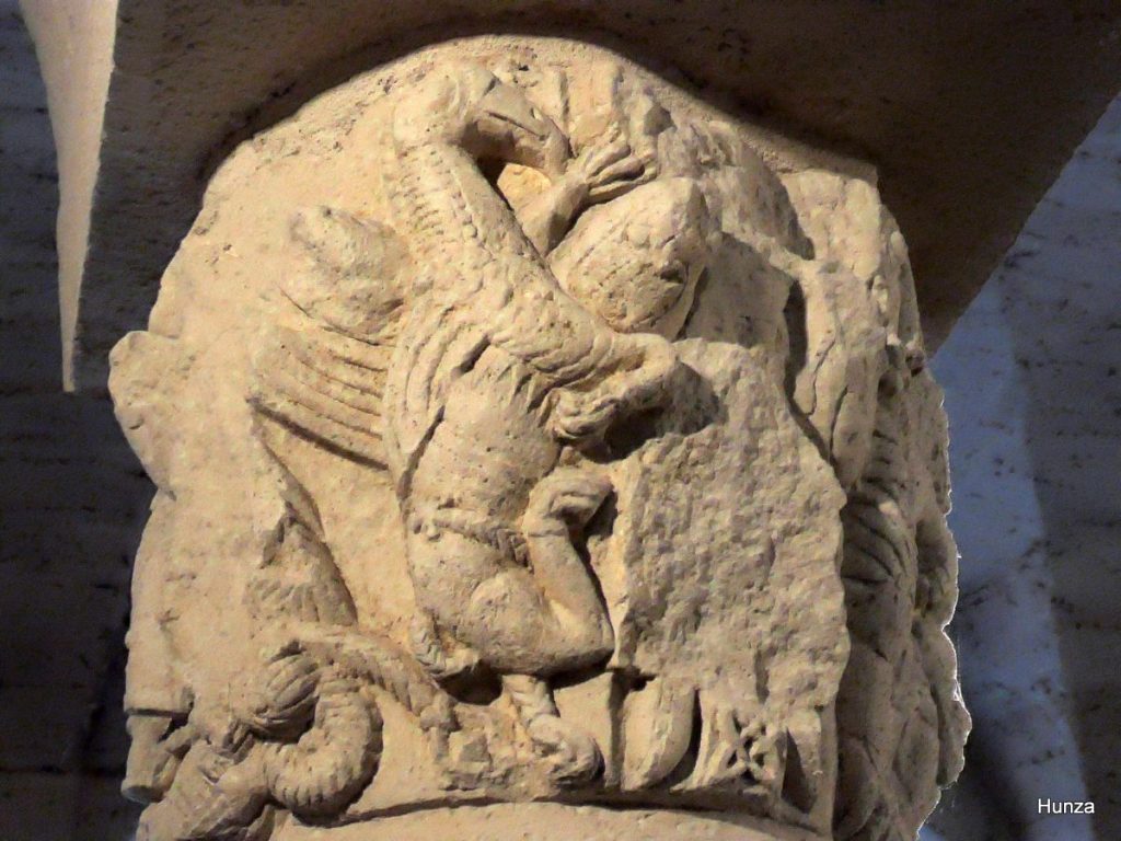 Chapiteau roman de la rotonde Saint-Bénigne à Dijon orné d'animaux fantastiques et de personnages sculptés