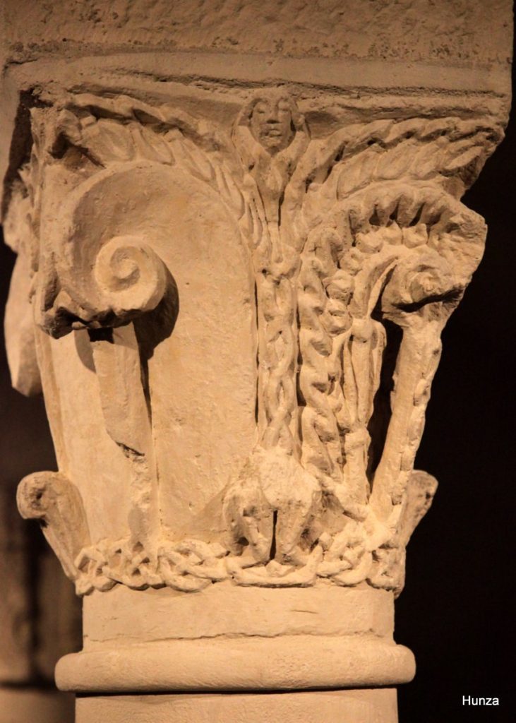 Chapiteau roman à feuilles d'acanthe de la rotonde Saint-Bénigne à Dijon