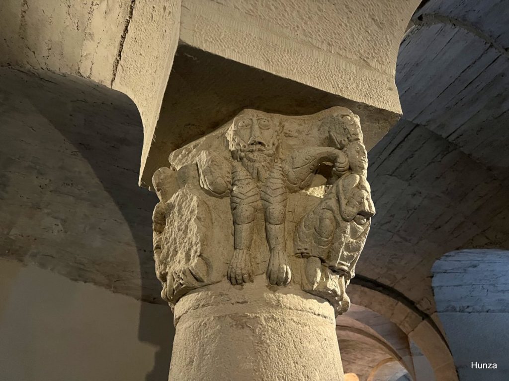 Chapiteau roman de la rotonde Saint-Bénigne à Dijon orné d'un lion sculpté