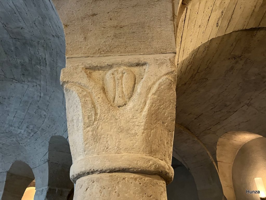 Chapiteau roman de la rotonde Saint-Bénigne à Dijon représentant un orant sculpté