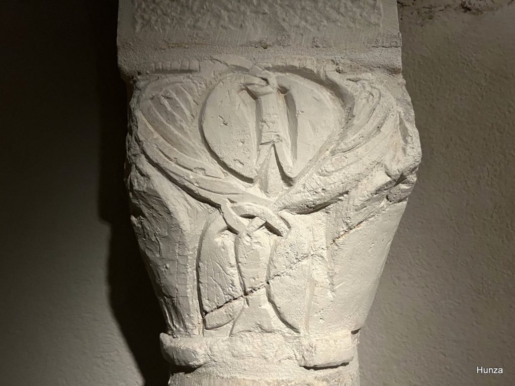 Chapiteau roman sculpté de la rotonde Saint-Bénigne à Dijon avec décor végétal entrelacé