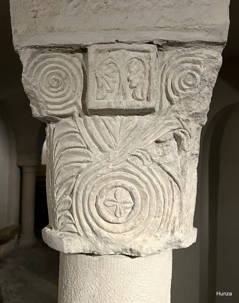 Chapiteau roman de la rotonde Saint-Bénigne à Dijon orné de volutes et de motifs sculptés