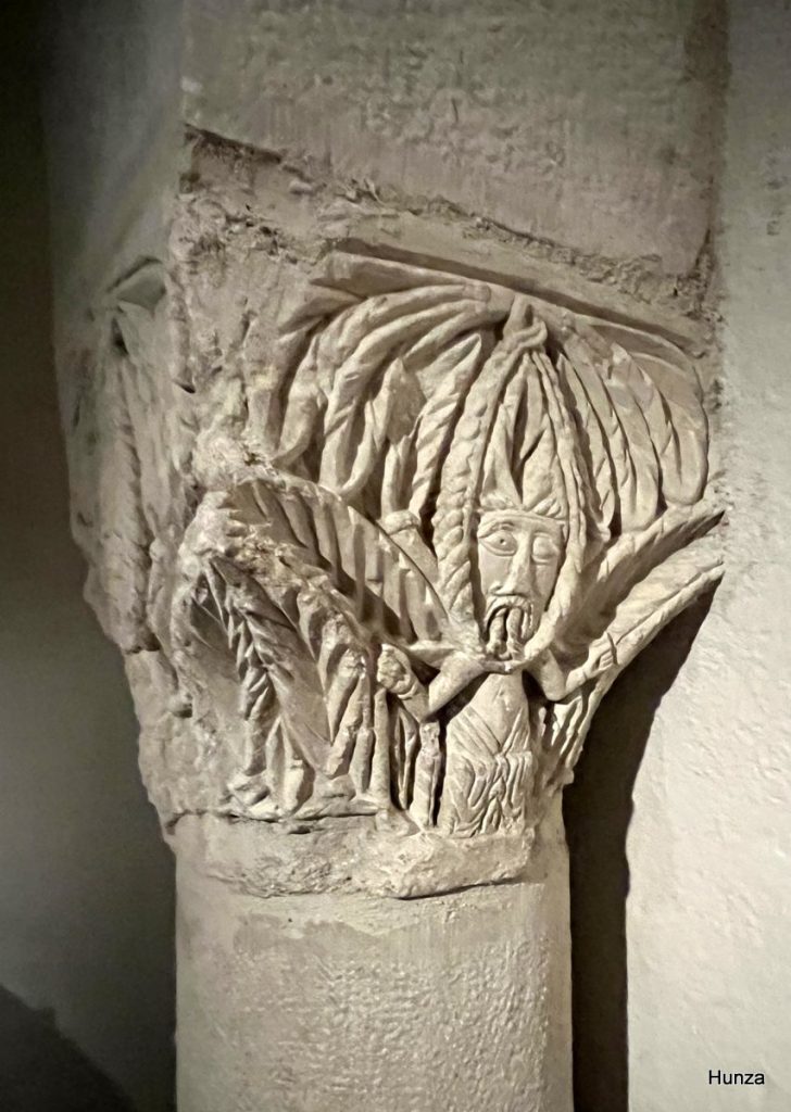 Chapiteau roman de la rotonde Saint-Bénigne à Dijon représentant un masque humain entouré de feuillages sculptés