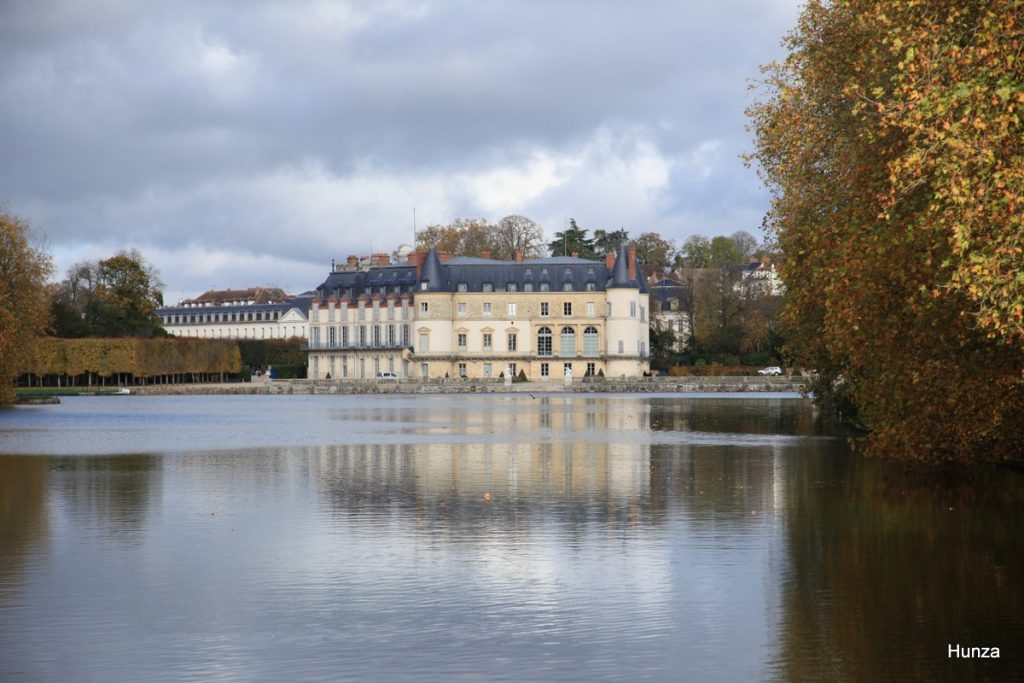 Le château de Rambouillet se reflète dans l'eau du Grand Canal