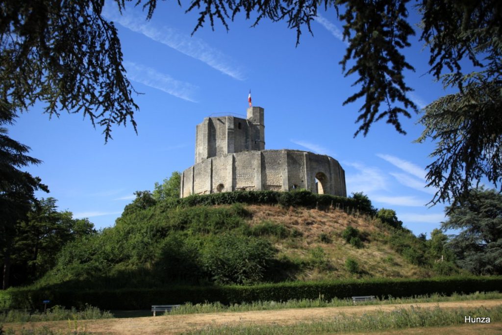 Le donjon du château de Gisors entouré de sa chemise sur la motte castrale dans l'Eure