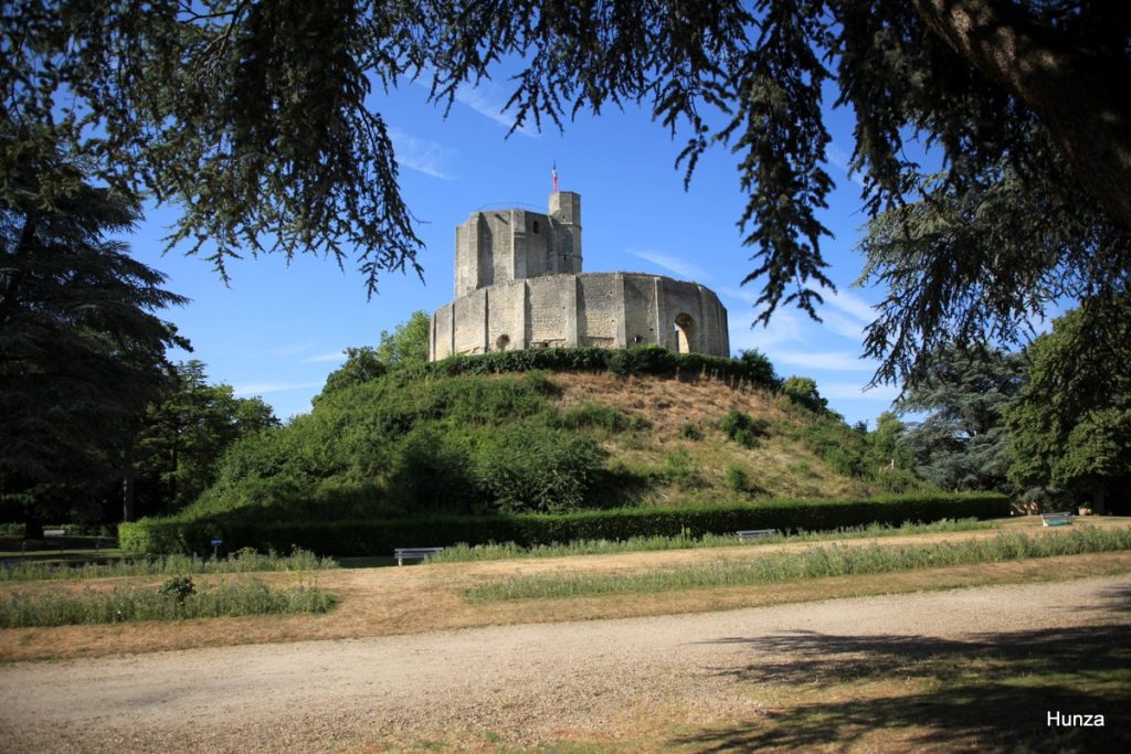 Le donjon du château de Gisors entouré de sa chemise au sommet de la motte castrale dans l'Eure