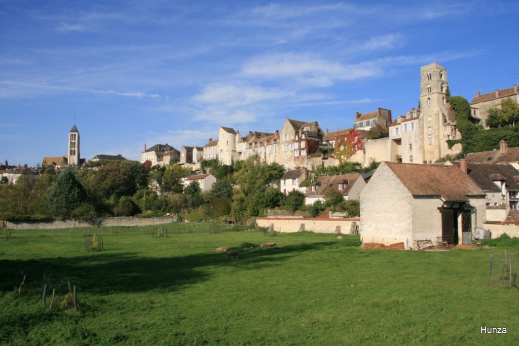 Panorama sur Château-Landon depuis le pont de la D 43 sur le Fusain