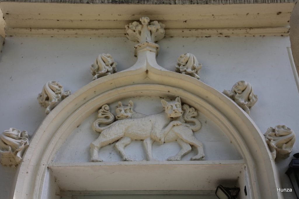 Porte d'entrée de la Maison des Chimères à Samois-sur-Seine