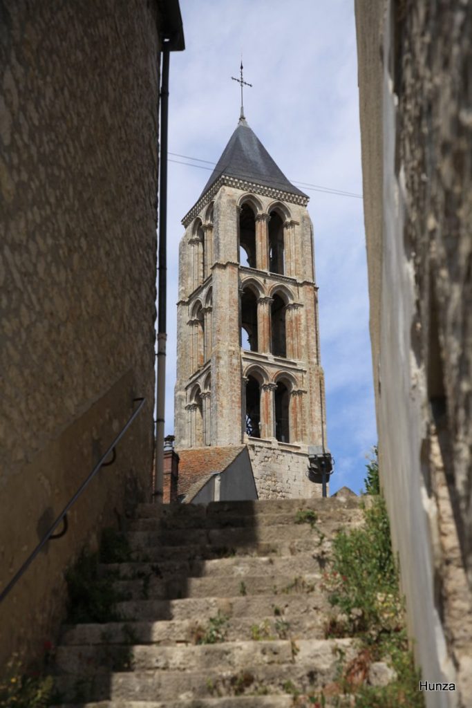 Clocher de l'église Notre-Dame vu depuis un escalier de Château-Landon