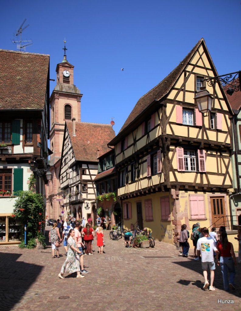 Rue des Trois-Églises avec le clocher de l'église protestante Sainte-Marguerite à Riquewihr