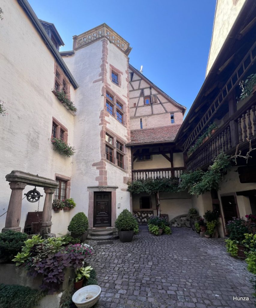 Ancienne cour de l'abbaye d'Autrey (Adrihof), aujourd'hui chambres d'hôtes, à Riquewihr.