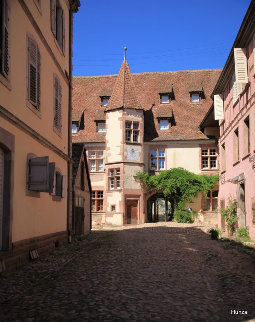 Vue de la cour des nobles de Berckheim, demeure Renaissance de 1523 avec tourelle d'escalier hexagonale et cadran solaire à Riquewihr