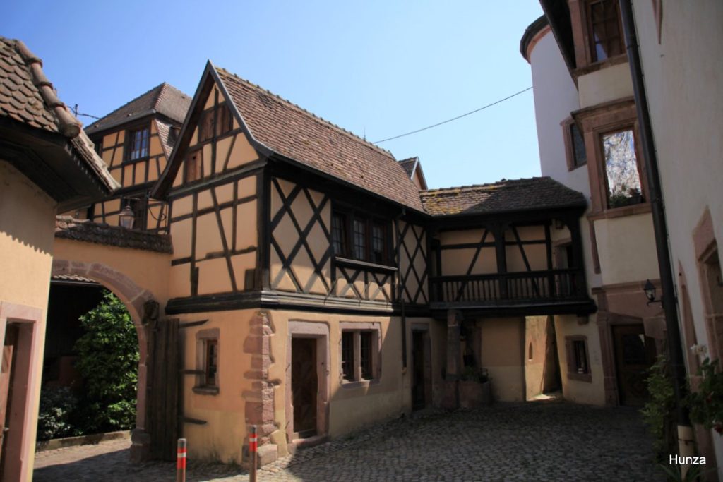 Cour de Strasbourg, ensemble de maisons à colombages dans le centre historique de Riquewihr