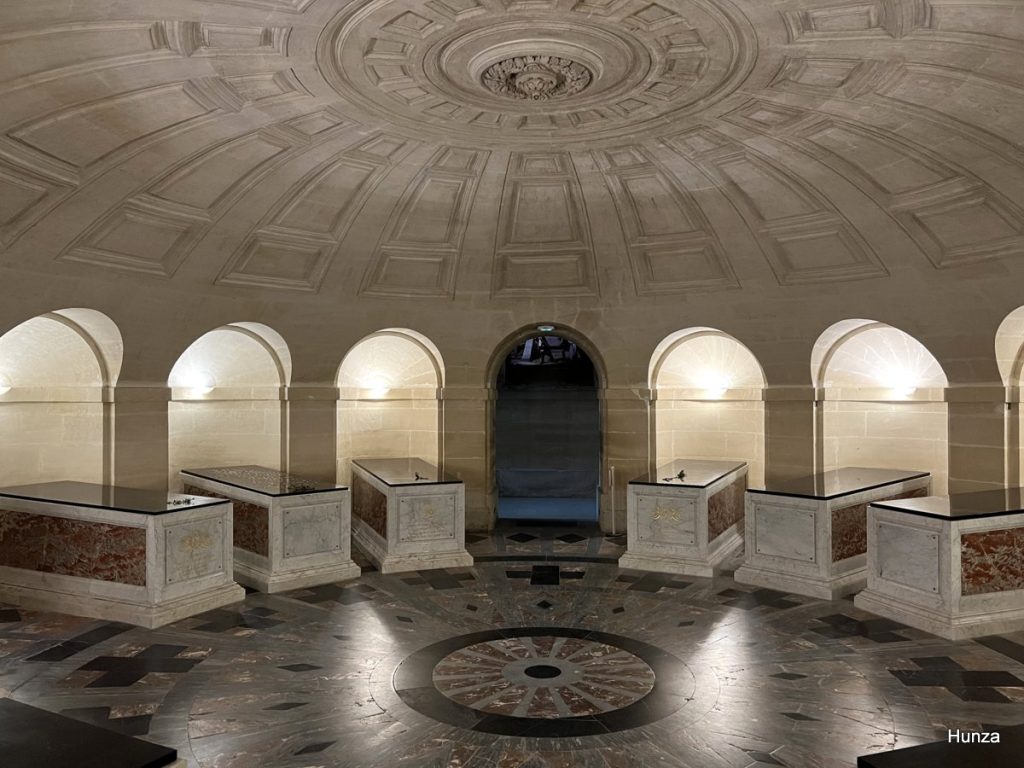 Crypte de la chapelle royale Saint-Louis de Dreux avec les tombeaux de la famille d'Orléans sous une coupole à caissons.