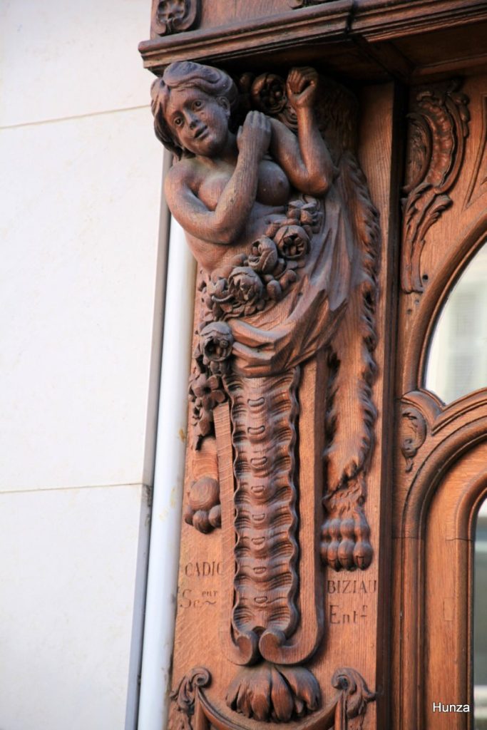 Détail sculpté de la façade Art nouveau du Caffè Dante à Dreux.