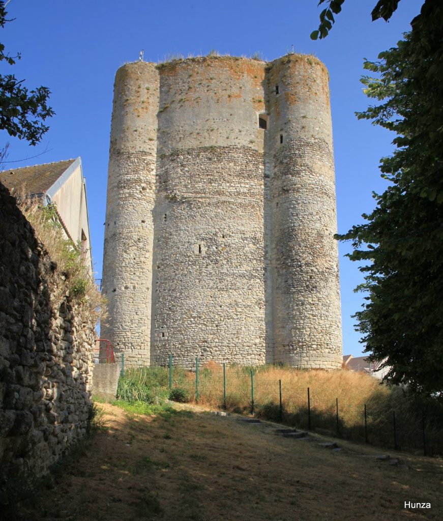 Donjon médiéval de Houdan dans les Yvelines, forteresse du XIIe siècle