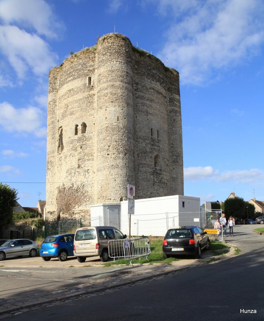 Donjon médiéval de Houdan, principal vestige du château fort