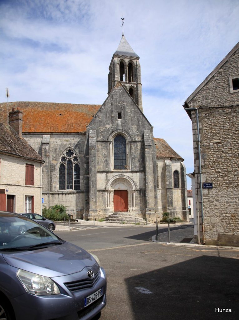 Façade sud de l'église Notre-Dame de Château-Landon et son portail roman