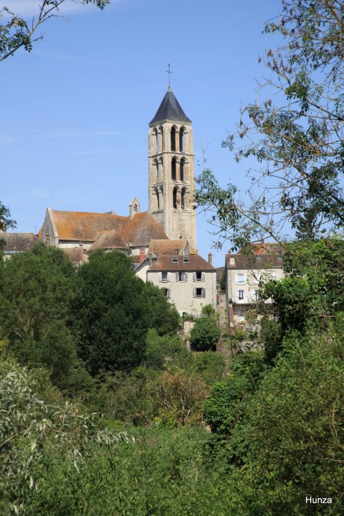 Vue de l'église Notre-Dame de Château-Landon depuis le parc de la Tabarderie