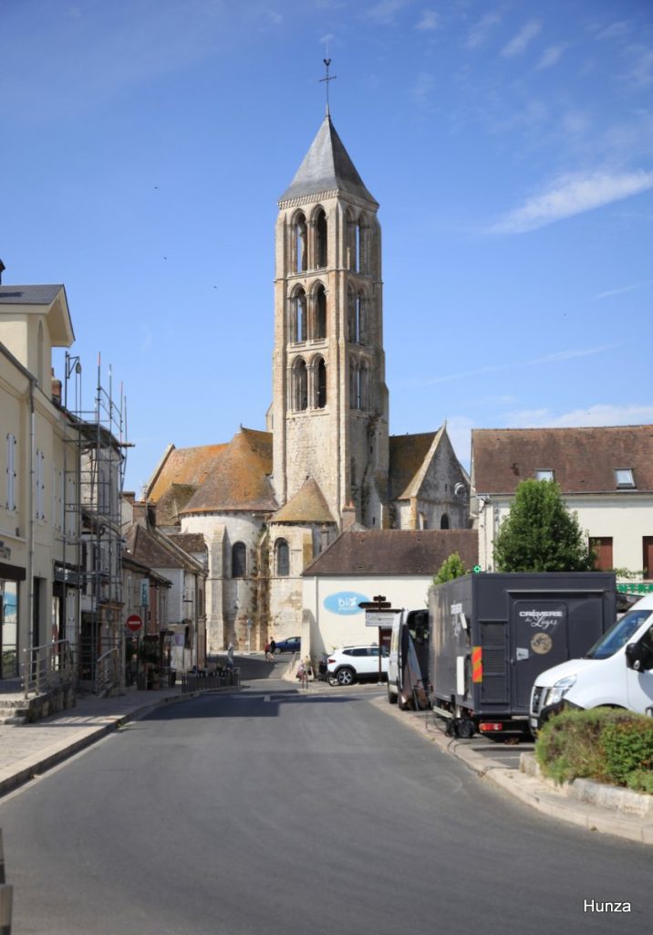 Vue de l'église Notre-Dame de Château-Landon depuis la place du Marché