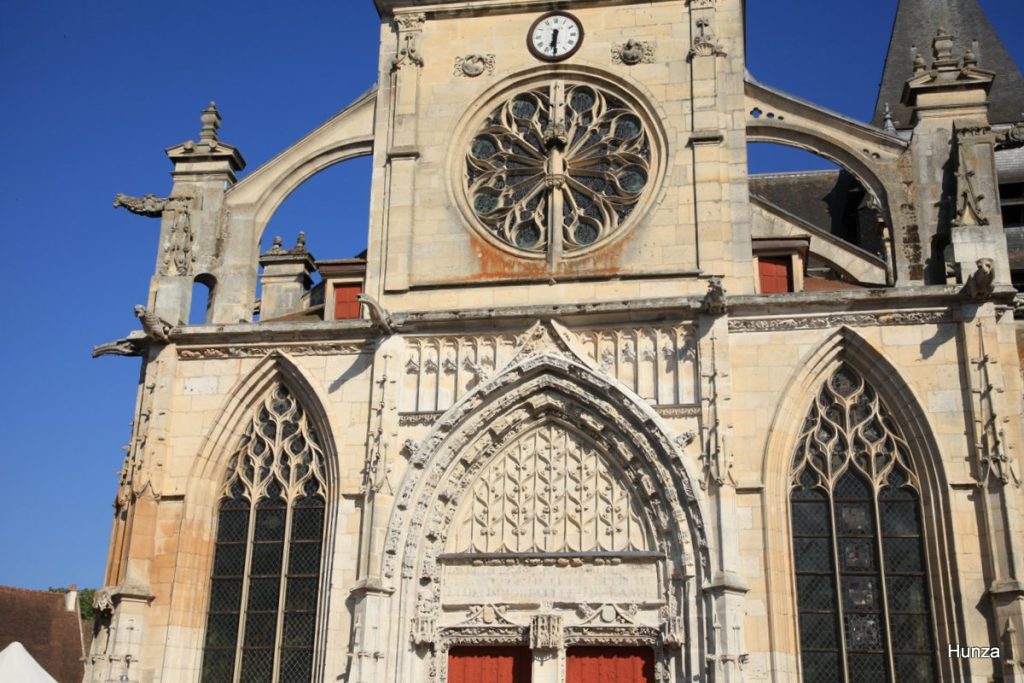 Façade de l'église Saint-Jacques-et-Saint-Christophe à Houdan