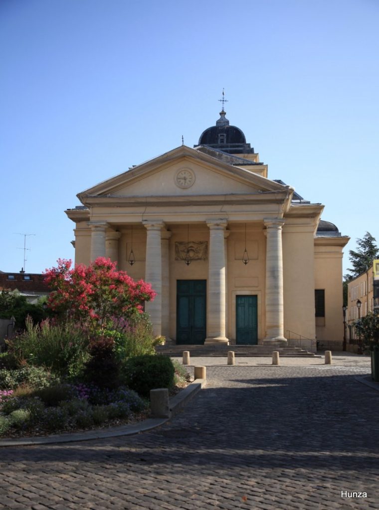 Façade de l'église Saint-Symphorien à Versailles