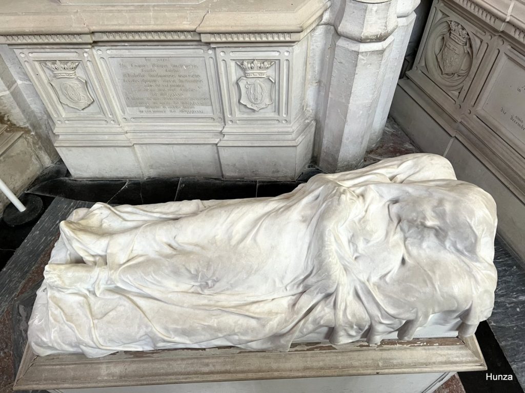 "L'Enfant voilé", gisant en marbre du prince Louis d'Orléans (1869-1874) dans la chapelle royale Saint-Louis de Dreux.