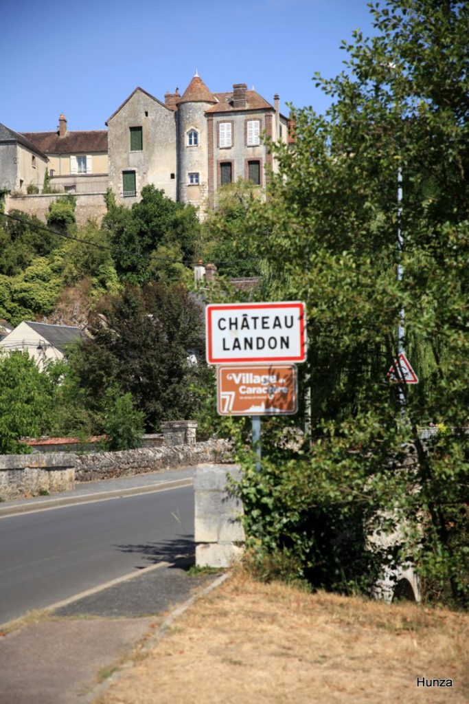 Entrée de Château-Landon avec le panneau Village de caractère