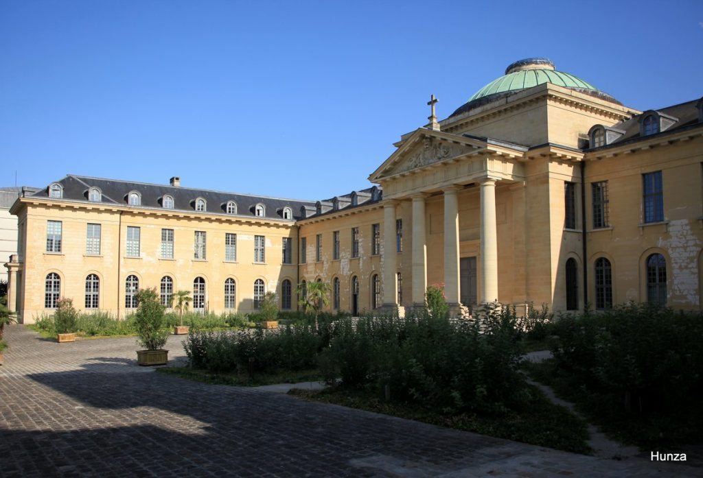 Ancien hôpital royal devenu l'Espace Richaud à Versailles