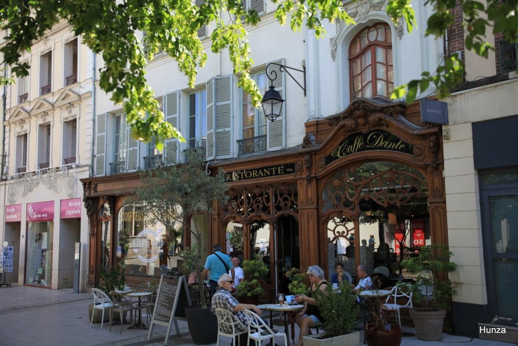 Façade Art nouveau du Caffè Dante dans le centre-ville de Dreux.