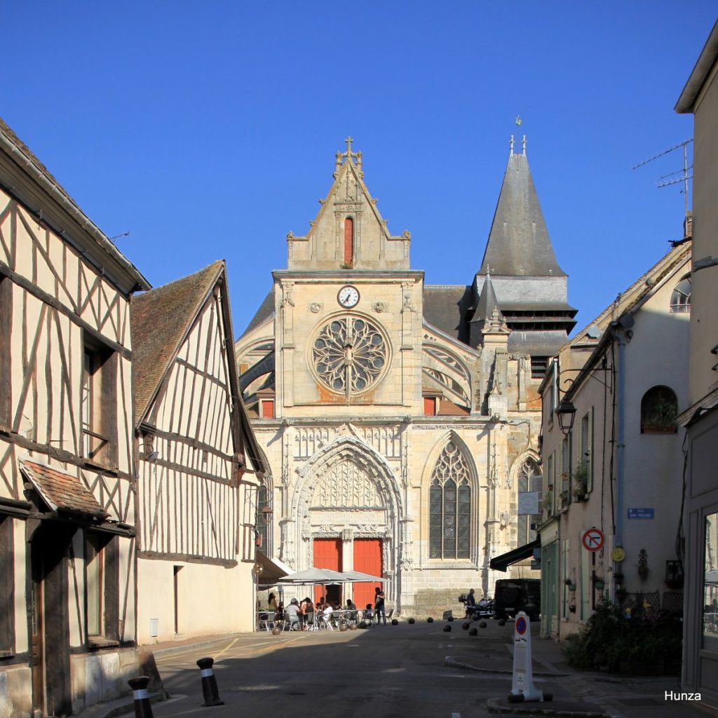 Façade occidentale de l'église Saint-Jacques-et-Saint-Christophe à Houdan, vue depuis la rue de l'Enclos
