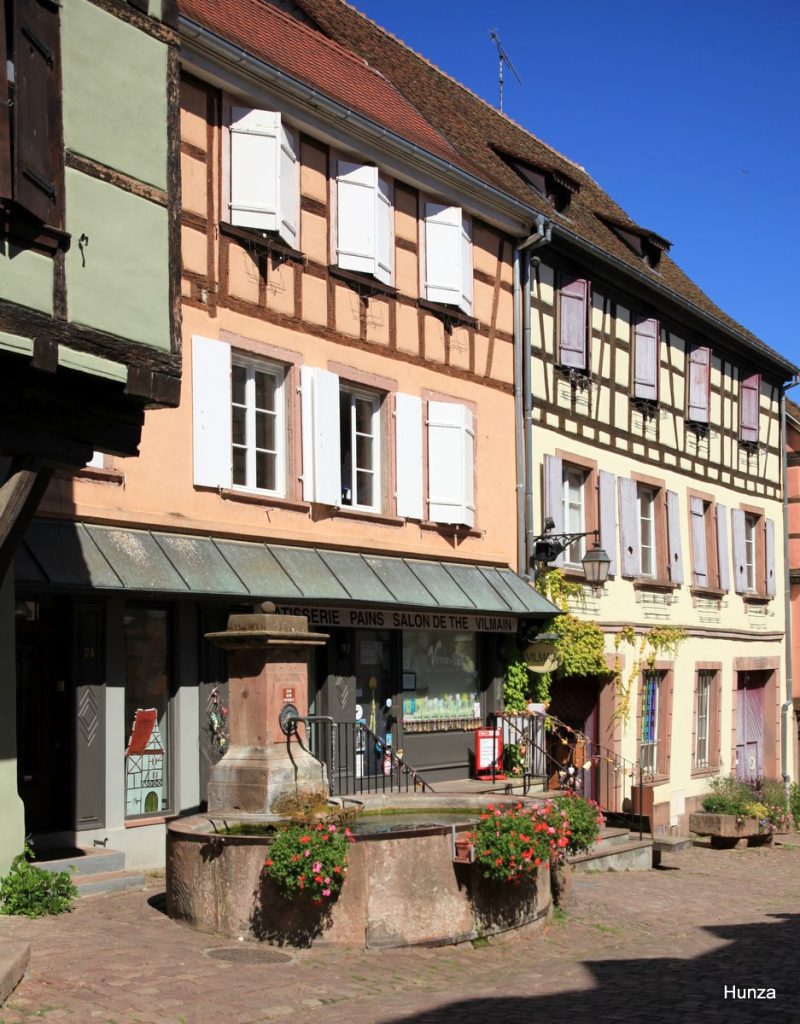 Fontaine de la rue du Général-de-Gaulle devant le n° 24 à Riquewihr