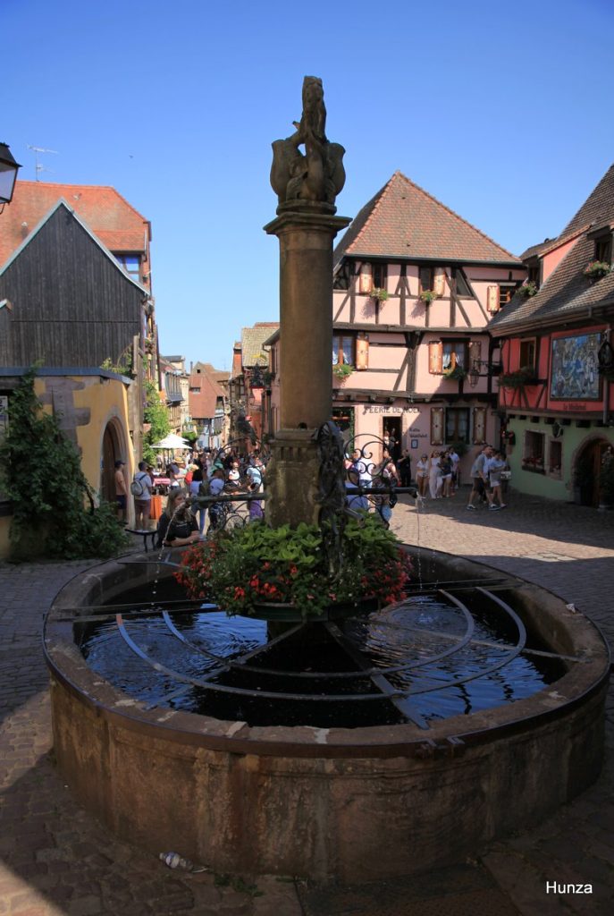 Fontaine de la Sinne et rue du Général de Gaulle à Riquewihr