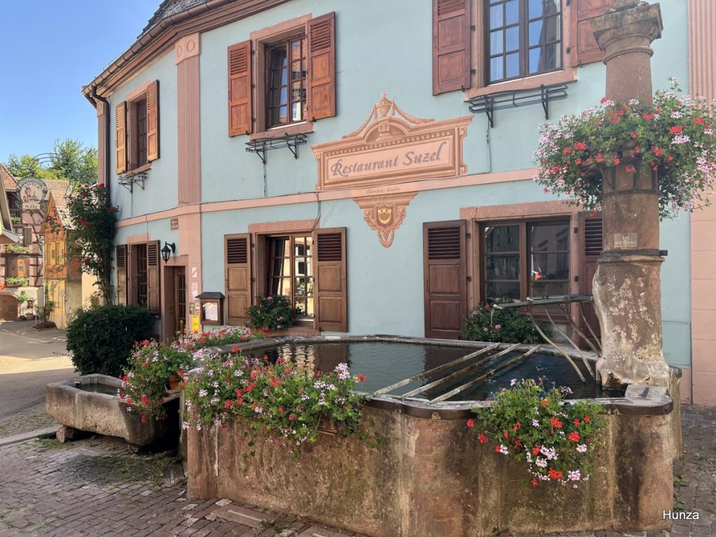 Fontaine du XVIIᵉ siècle devant le restaurant Suzel à Hunawihr