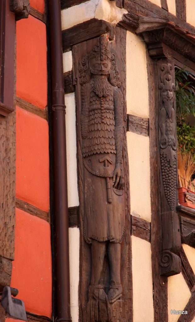 Poteau cornier sculpté représentant un forgeron sur la maison du Cloutier à Riquewihr