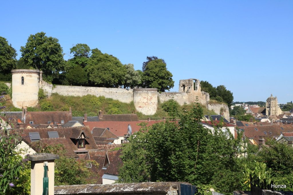 Vestiges des fortifications médiévales de Dreux avec l'église Saint-Pierre en arrière-plan