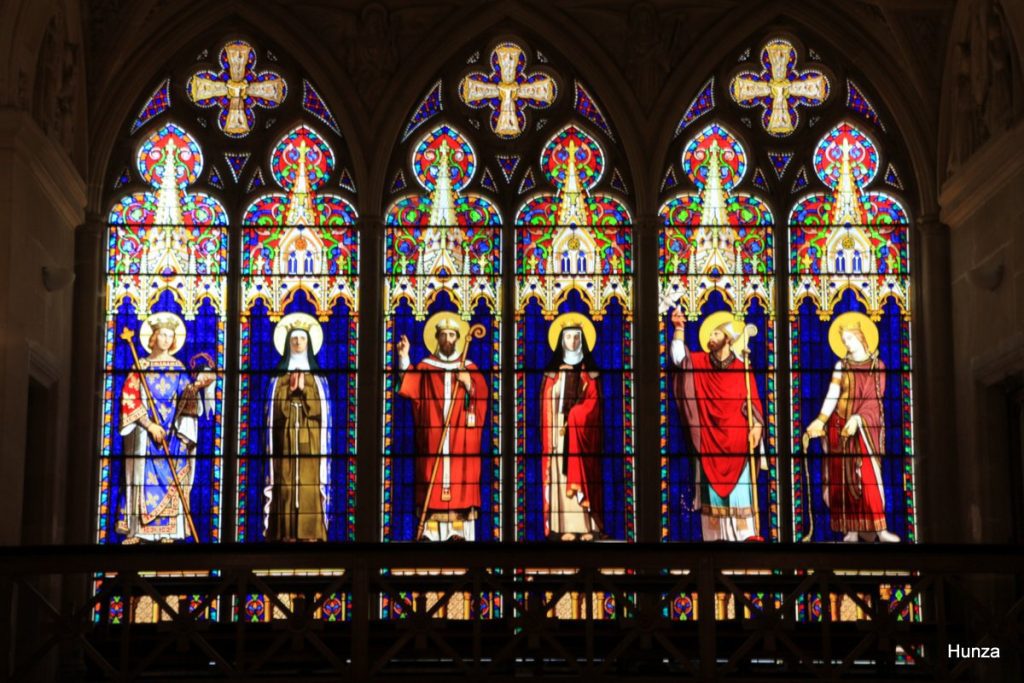 Galerie de saints et de saintes dans le bras sud du transept de la chapelle royale Saint-Louis de Dreux