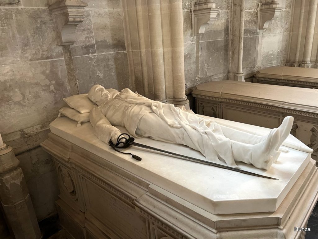 Gisant d'Henri d'Orléans, duc d'Aumale (1822-1897), dans la chapelle royale Saint-Louis de Dreux.