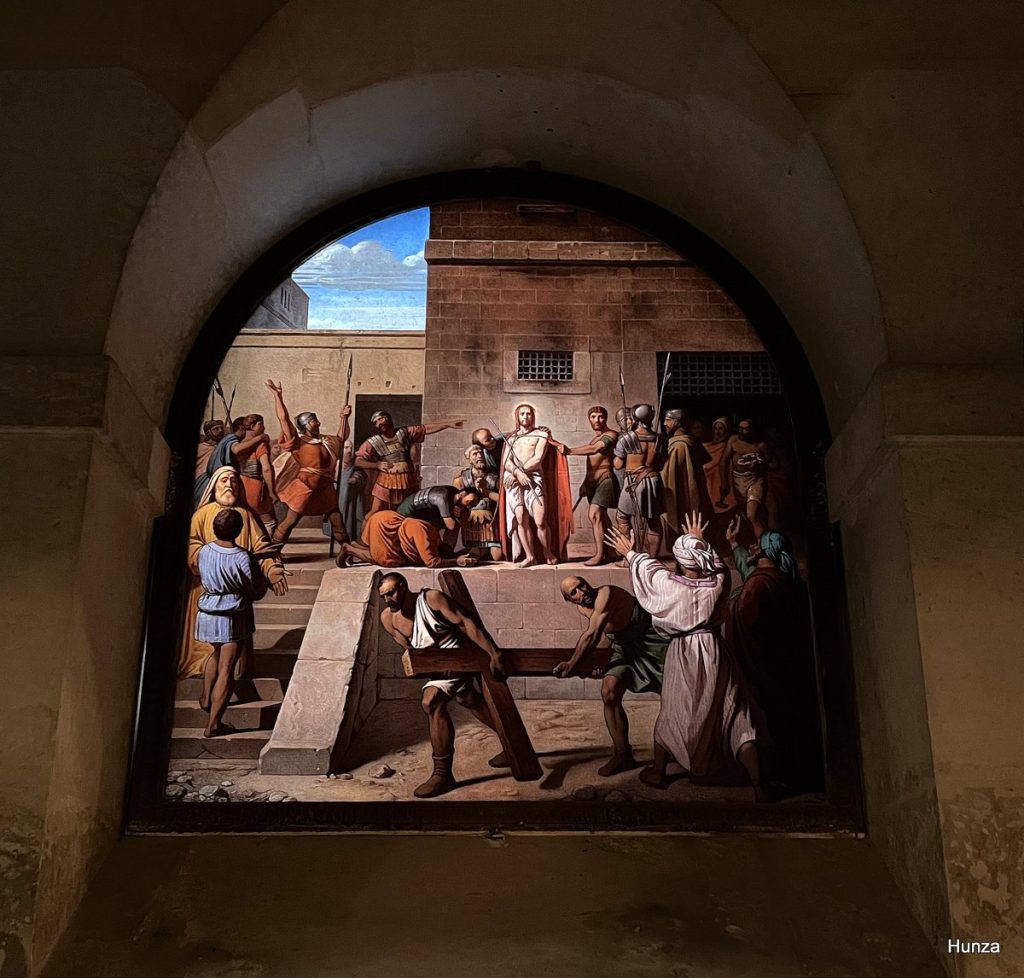 Glace peinte représentant l'Ecce Homo, réalisée par la Manufacture royale de Sèvres vers 1850, dans la chapelle royale Saint-Louis de Dreux.