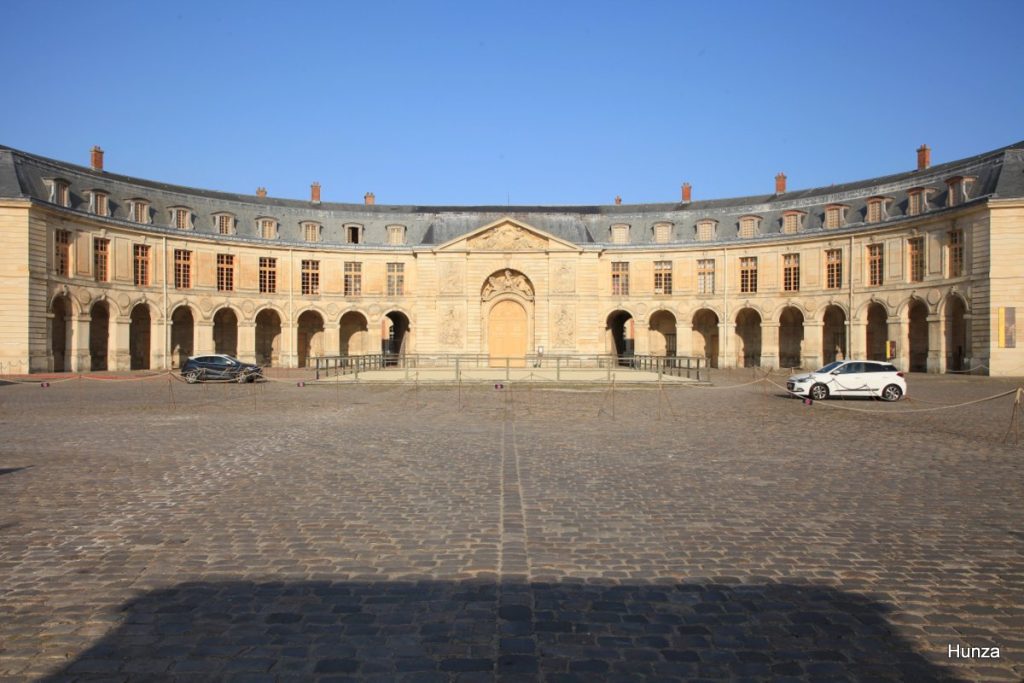 Cour des Grandes Écuries du château de Versailles