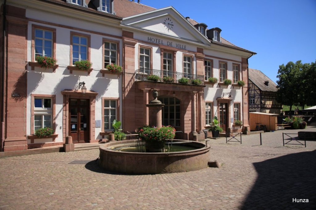 Hôtel de Ville de Riquewihr et fontaine de la place Voltaire, à l'entrée de la vieille ville. L