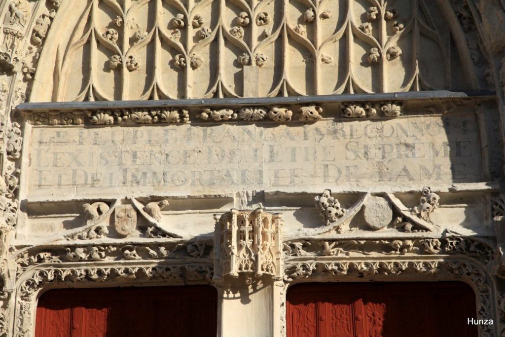 Inscription gravée au-dessus du portail de l'église Saint-Jacques-et-Saint-Christophe de Houdan