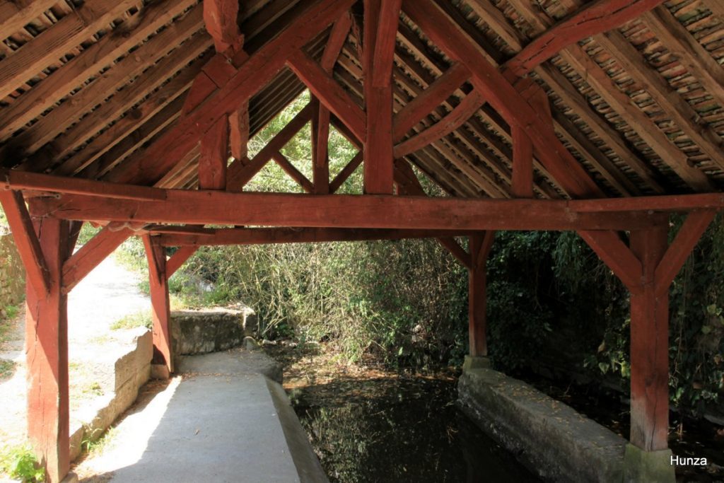 Intérieur du lavoir de Beaupoivre à Château-Landon