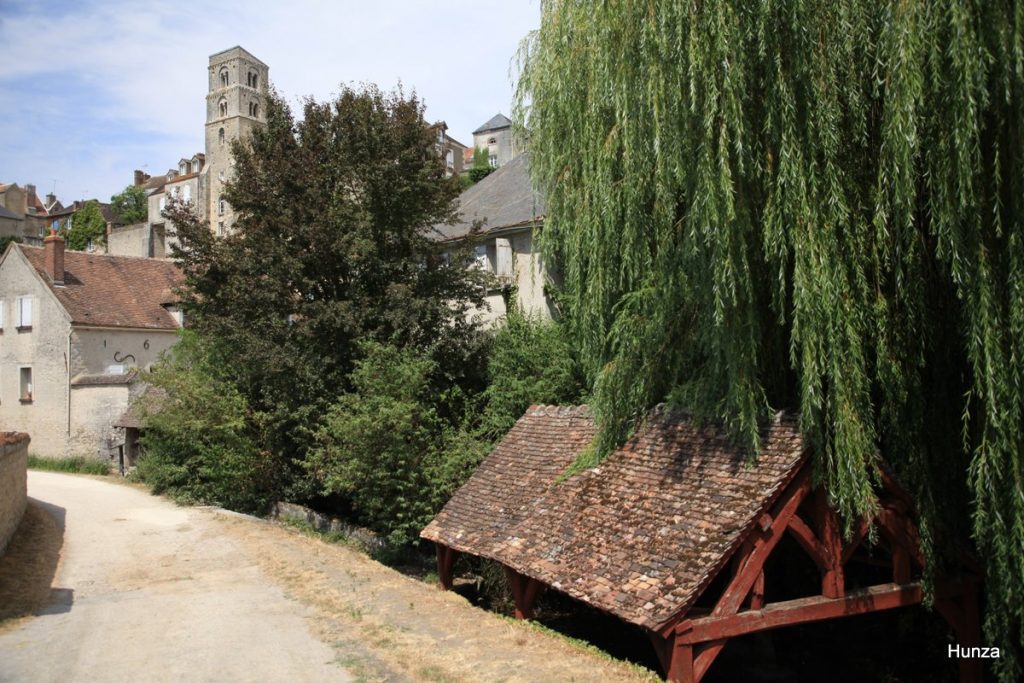 Lavoir de Beaupoivre avec la tour Saint-Thugal en arrière-plan à Château-Landon