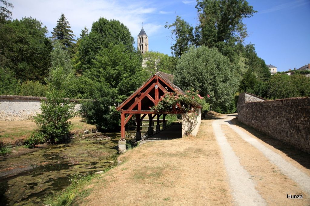Lavoir communal de Château-Landon avec l'église Notre-Dame en arrière-plan