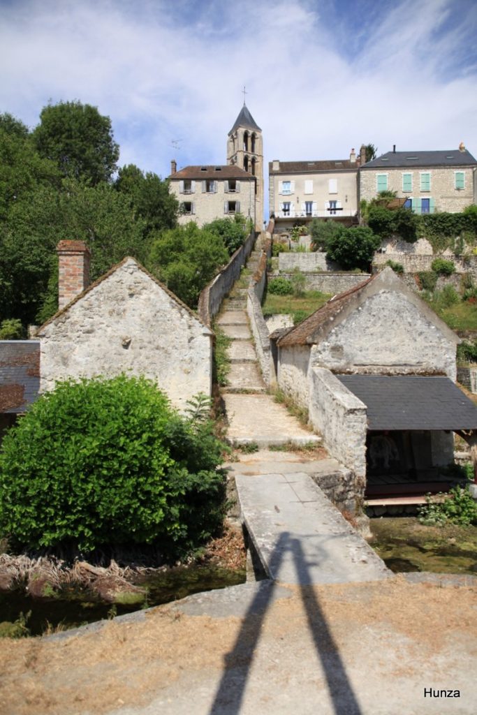 Lavoir bordant le Fusain et escalier menant à l'église Notre-Dame de Château-Landon