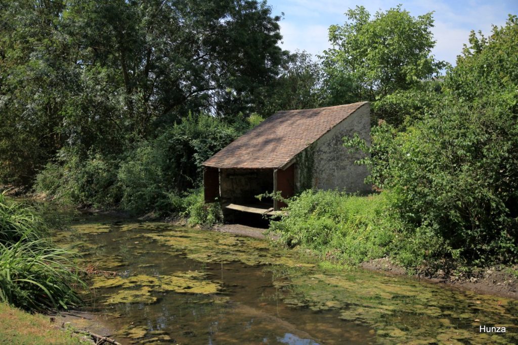 Lavoir situé près du pont de César le long du Fusain à Château-Landon