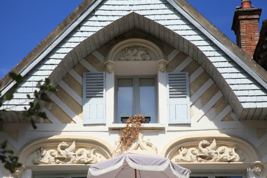 Façade de la Maison des Chimères à Samois-sur-Seine