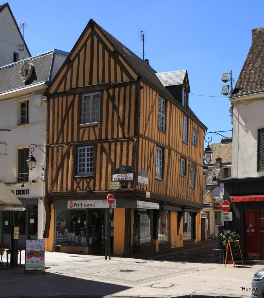 Maison à colombages à l'angle des rues Saint-Pierre et Rotrou à Dreux