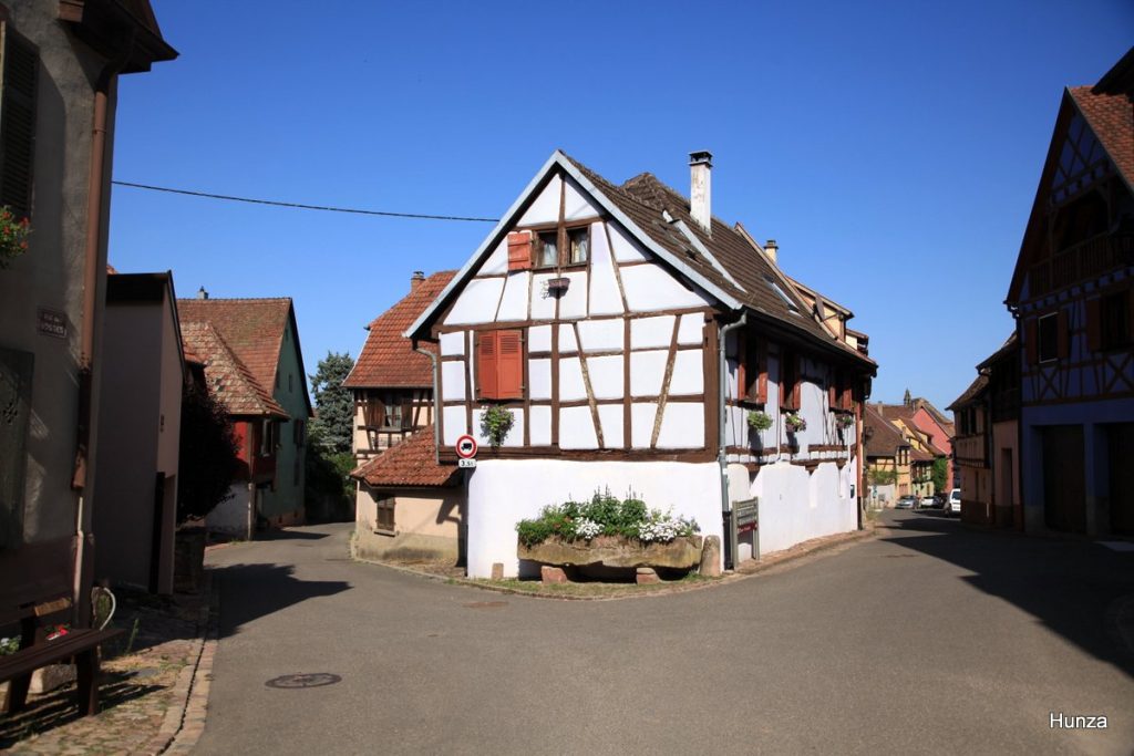 Maison à colombages dans le village de Hunawihr en Alsace